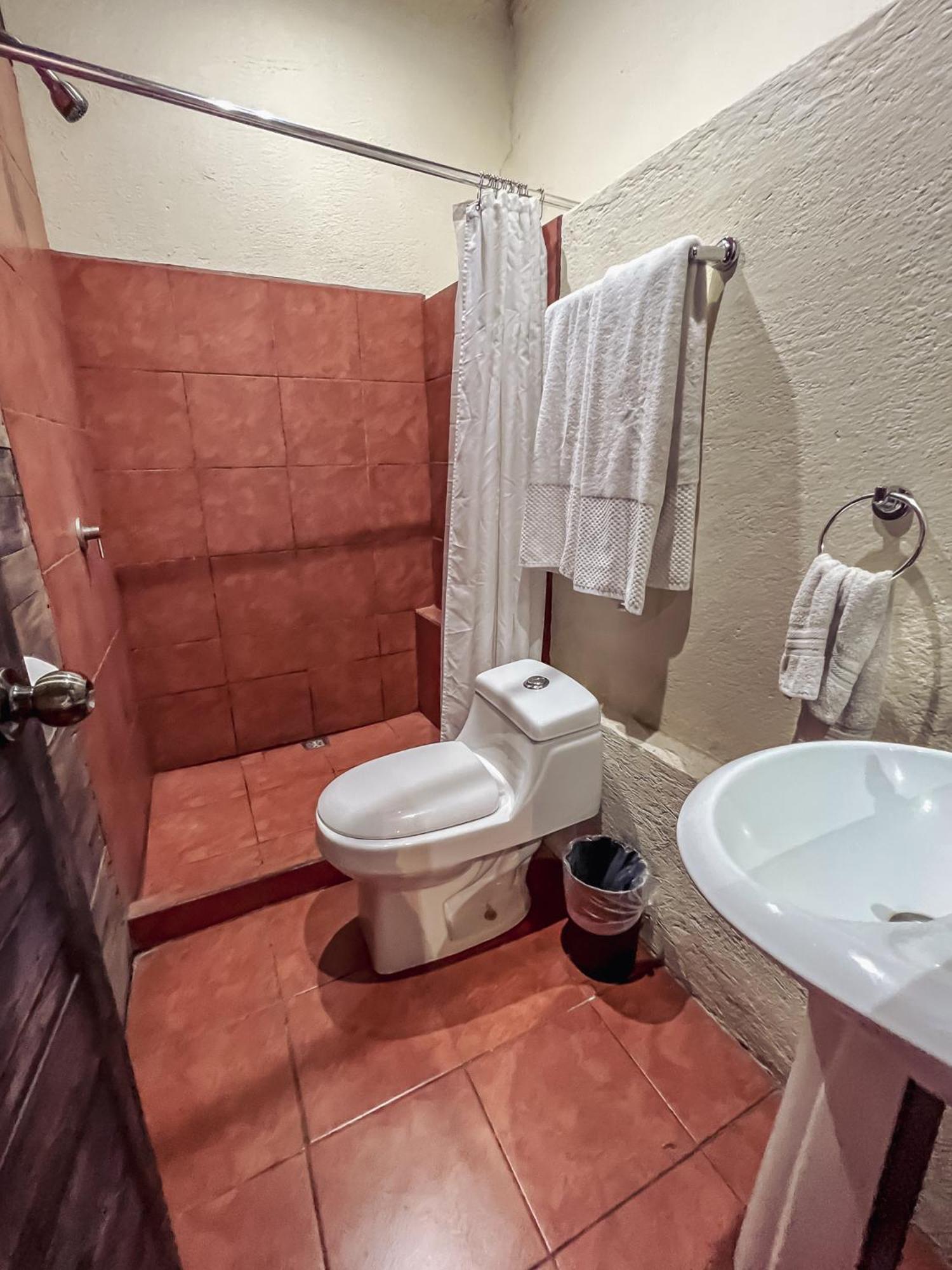 Antigueeno Hostel *